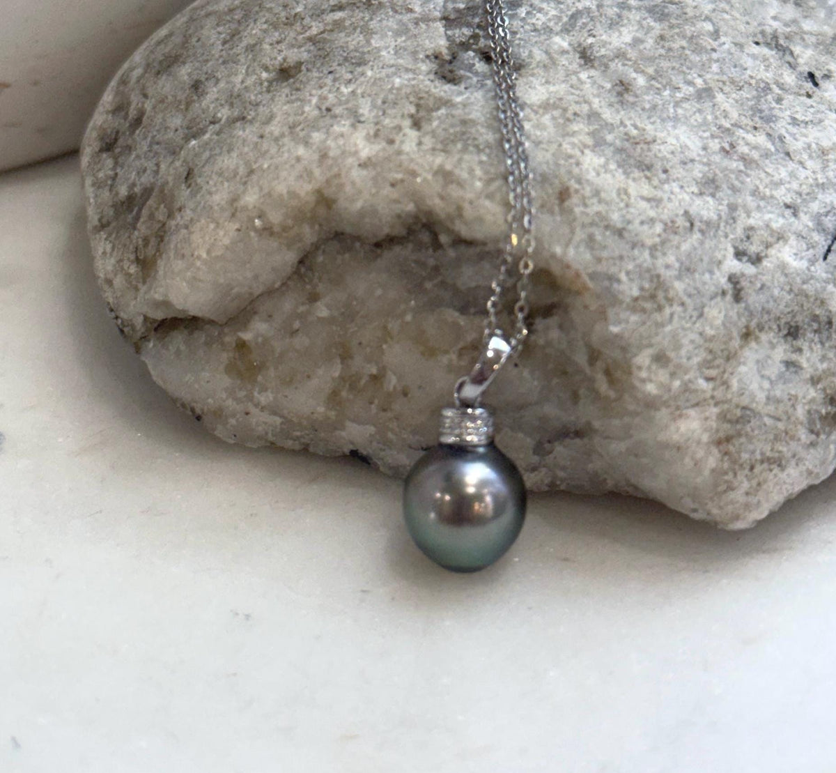 Tahitian pearl necklace featuring peacock green tones and mirror luster.