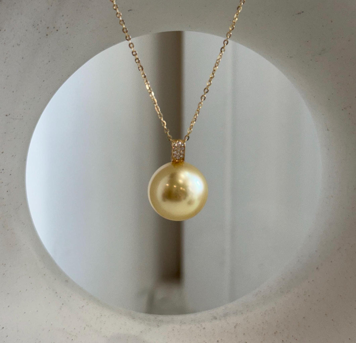 Solid 18K gold pendant featuring a South Sea golden pearl.