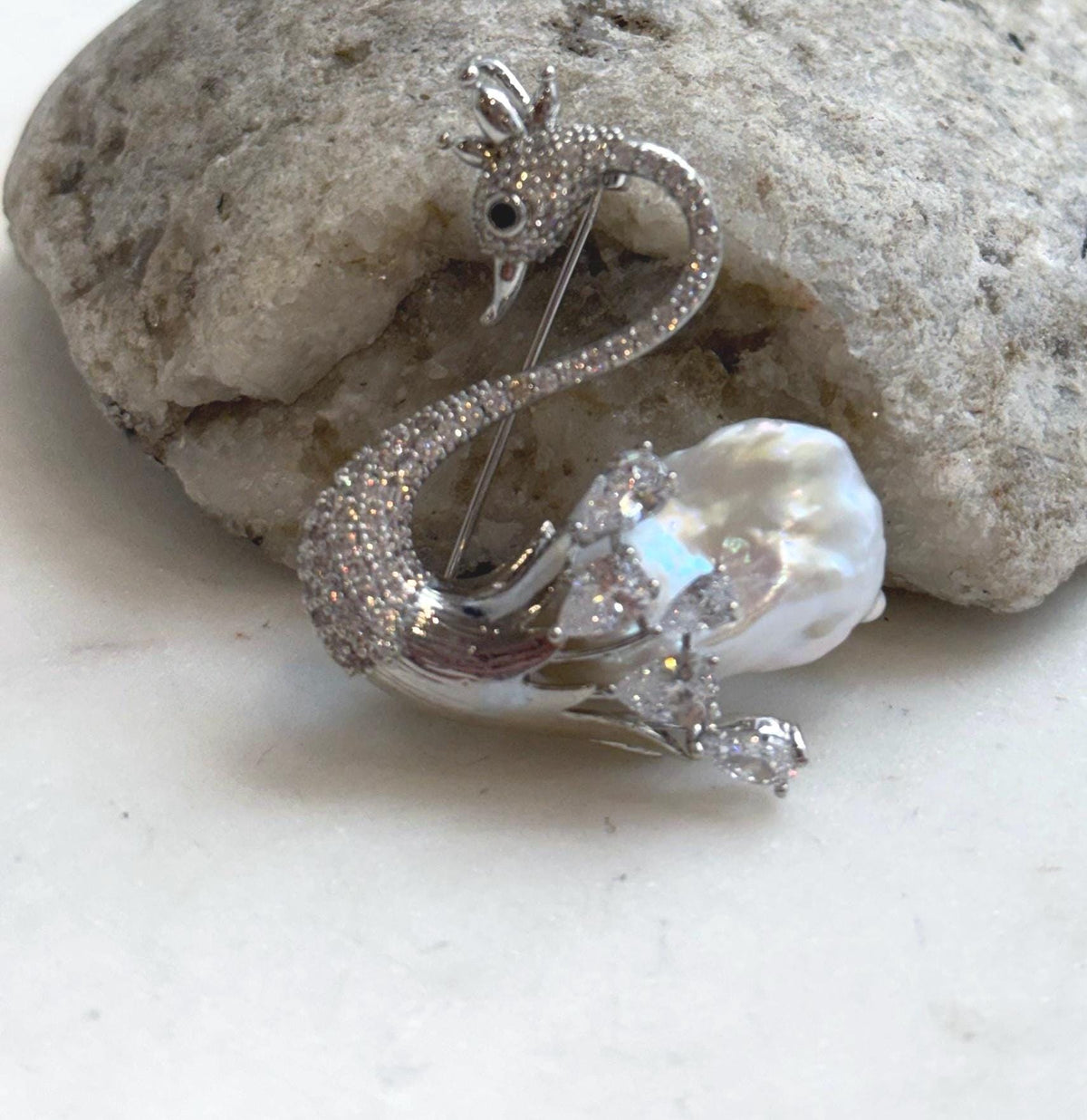 Two-in-one pearl brooch pendant with a graceful curved swan neck.