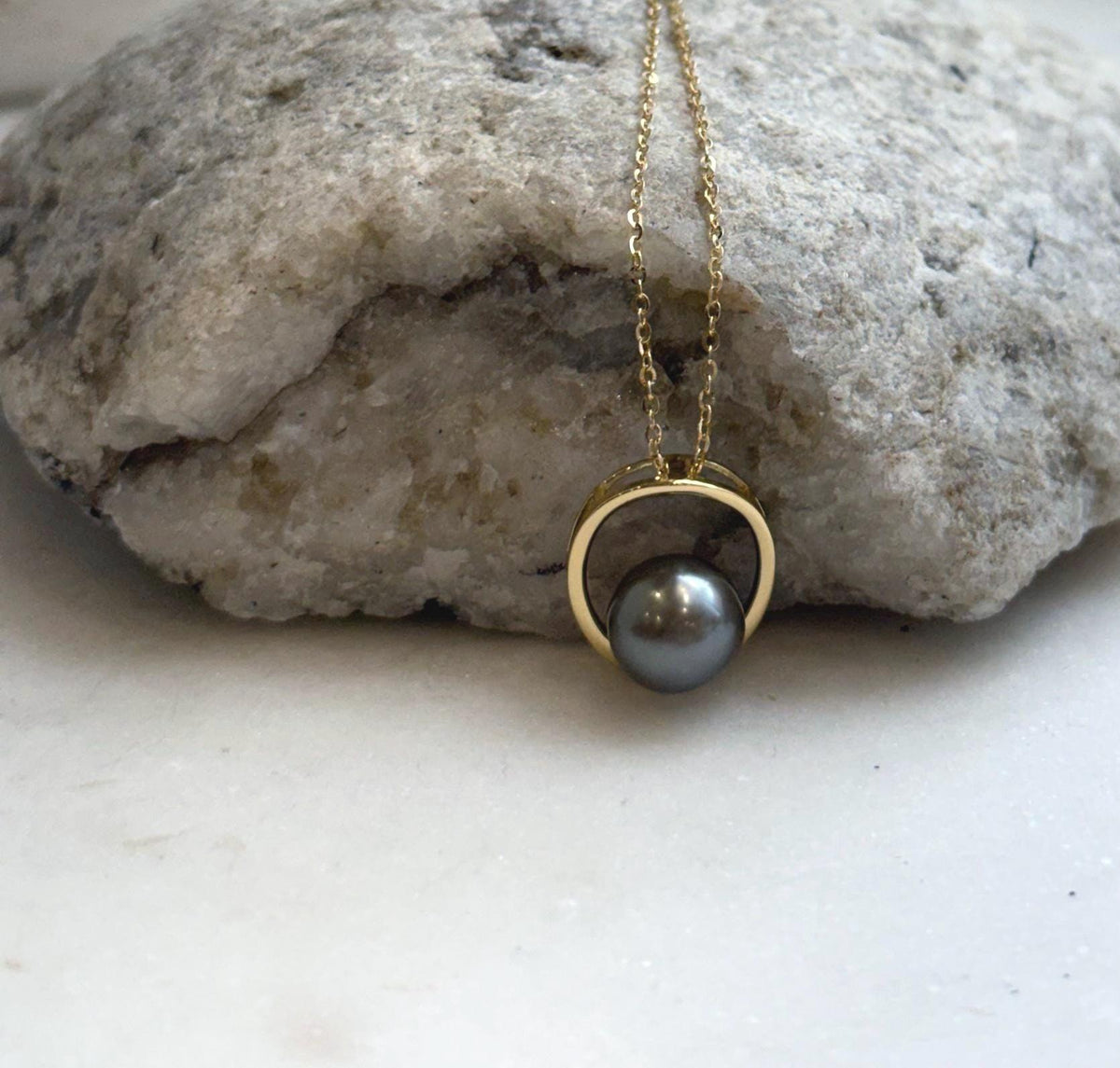 S925 sterling silver circle pendant featuring a taupe platinum pearl with mirror luster.