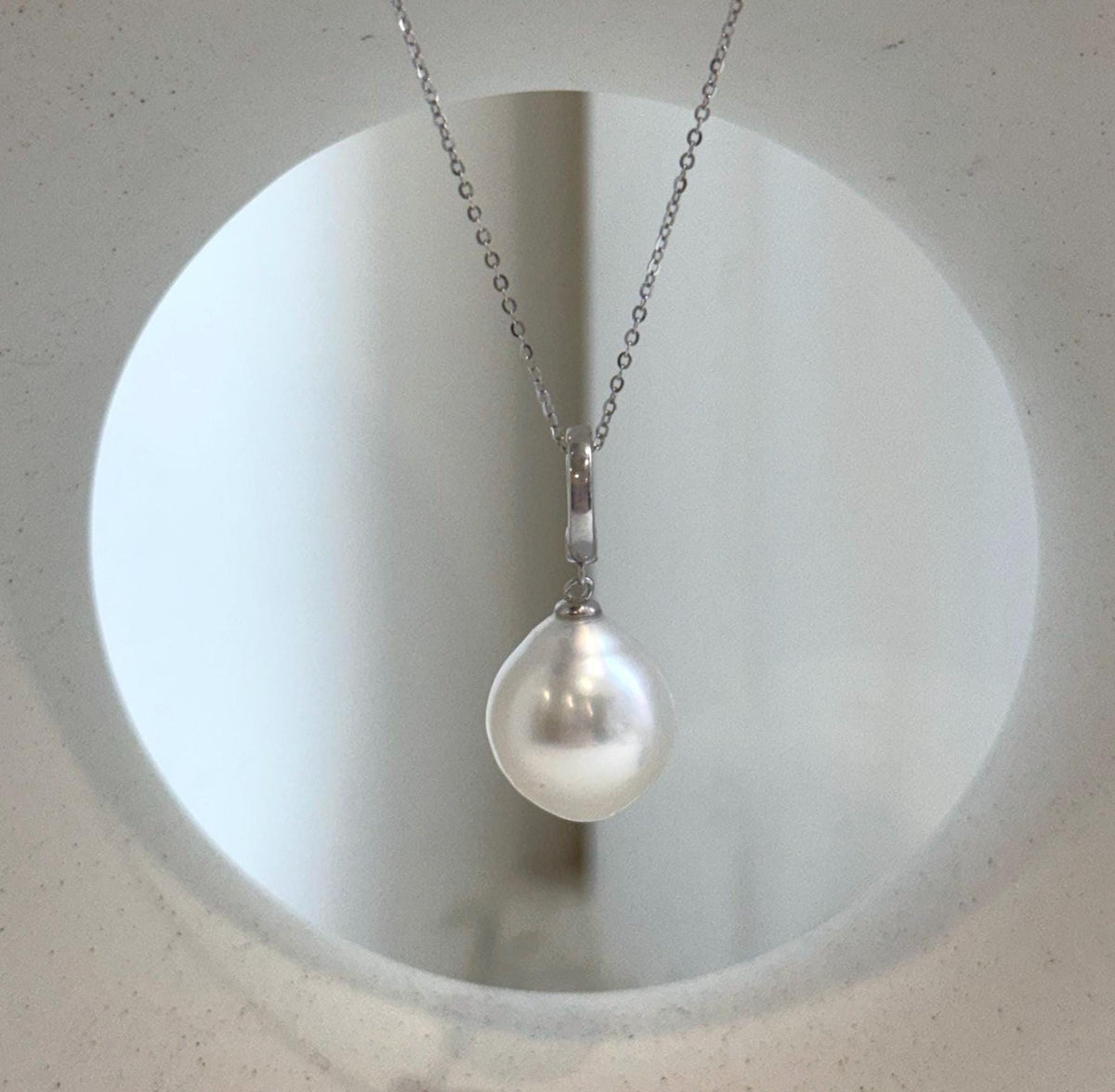 Ocean pearl necklace showcasing the pearl’s reflective surface.