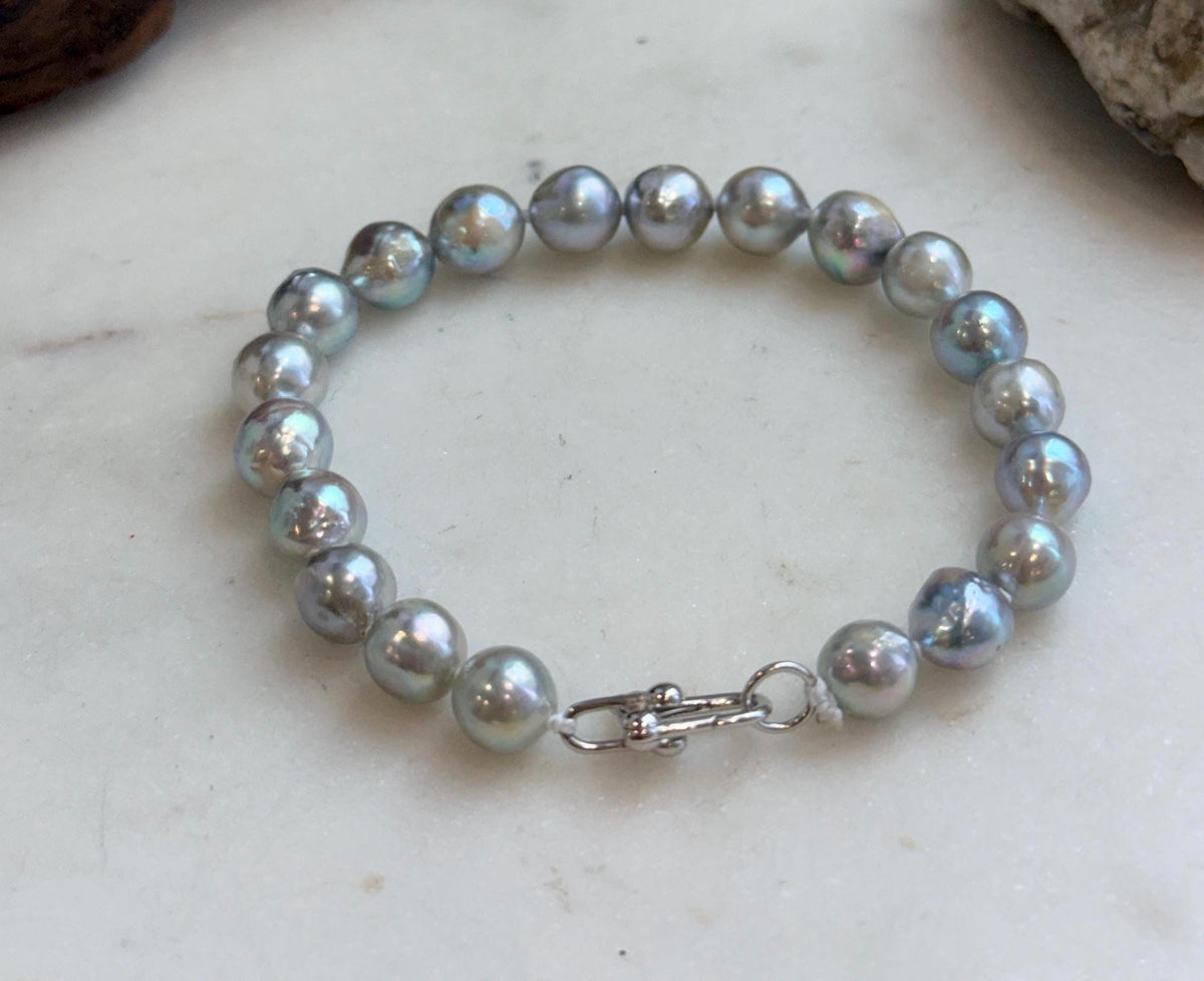 Genuine saltwater pearl bracelet featuring 20 Japanese Akoya pearls.