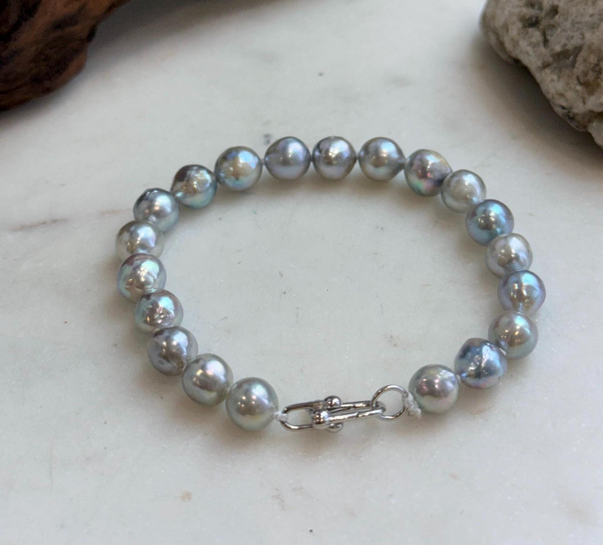 Timeless Japanese Akoya pearl bracelet for everyday elegance.