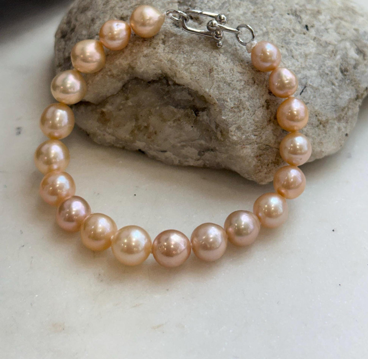 Nineteen peach golden pearls in a lustrous bracelet