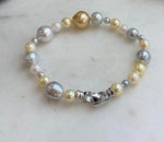 Hand-knotted multicolor pearl bracelet with contrasting pearl sizes.
