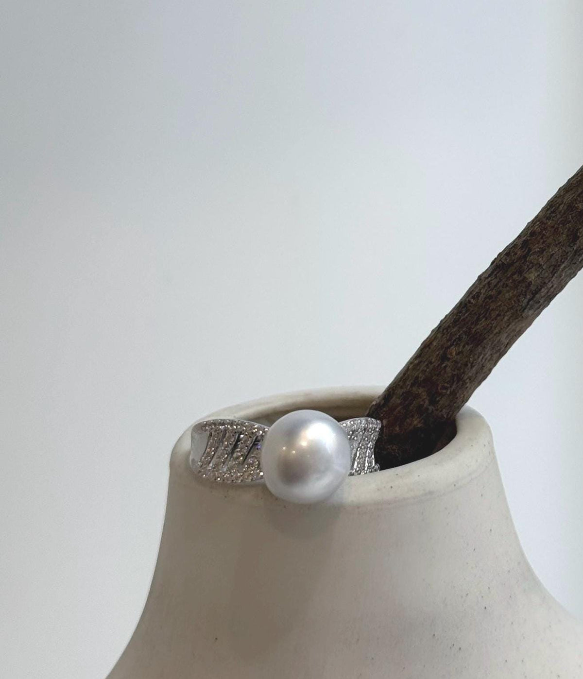 Australian white South Sea pearl ring with crystal-accented S925 sterling silver band.