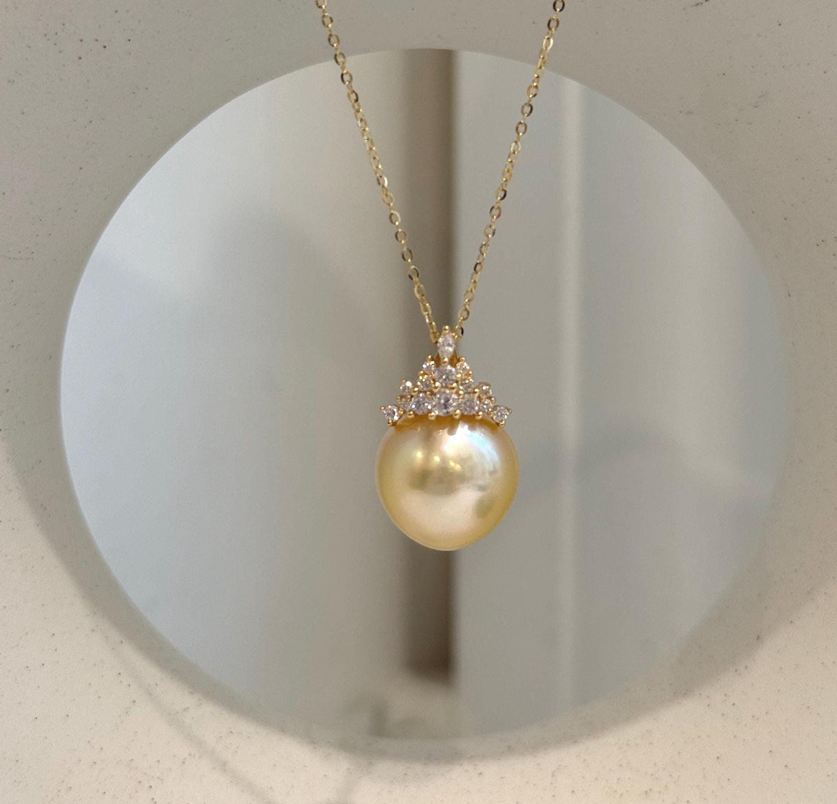 Ultra golden South Sea pearl pendant with a crown design in 18K gold-plated S925 sterling silver.