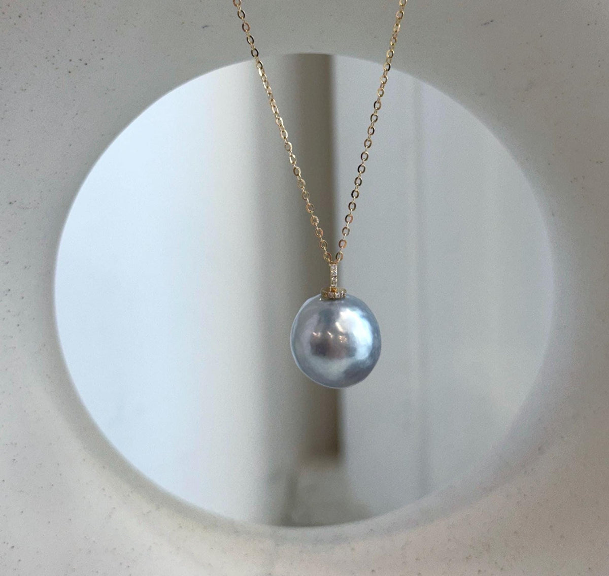 South Sea pearl pendant combining cool silver blue tones with an 18K solid gold setting.
