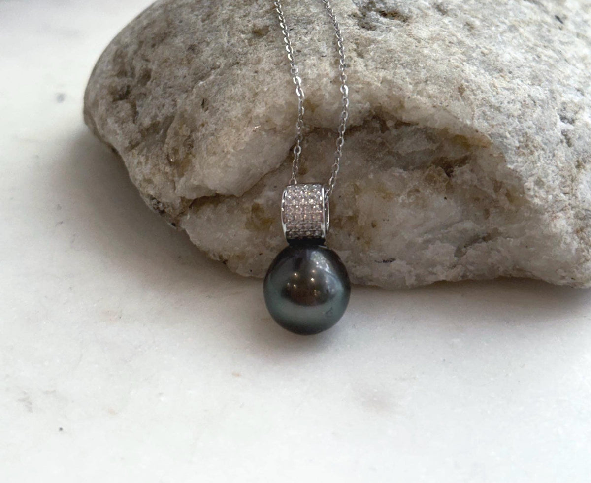 S925 sterling silver pearl pendant necklace featuring a lustrous green Tahitian pearl.