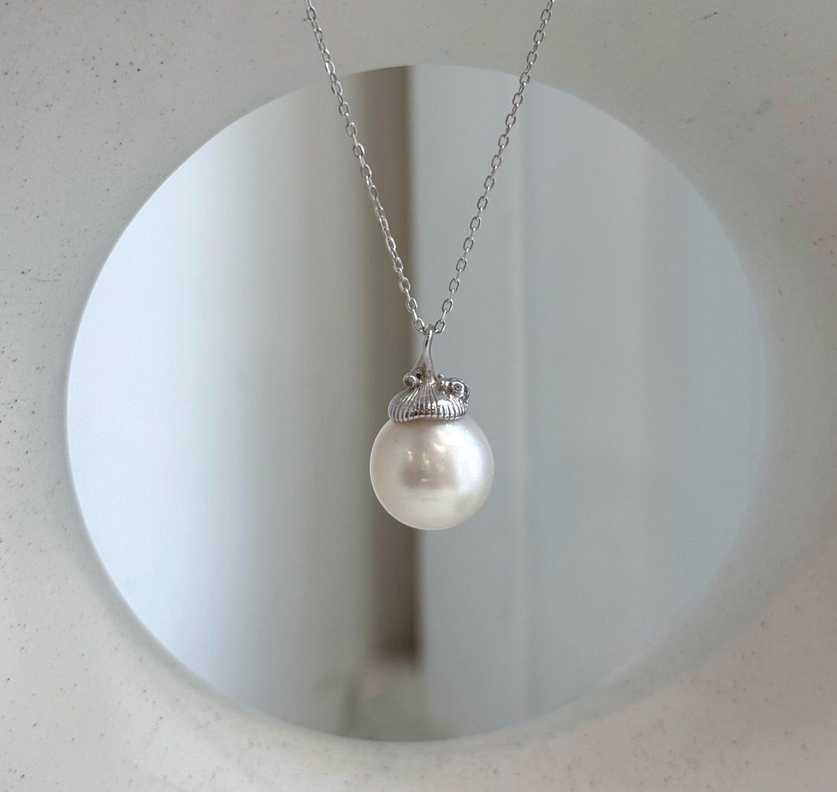 White saltwater pearl pendant in an acorn-inspired S925 sterling silver setting.