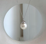 White saltwater pearl pendant in an acorn-inspired S925 sterling silver setting.
