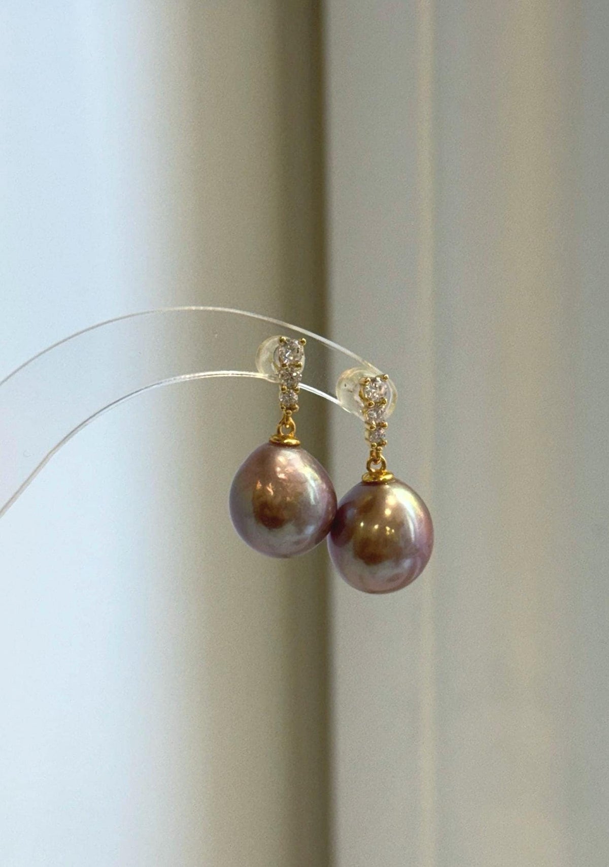 Rose mauve Edison pearl earrings with mirror luster and S925 sterling silver settings.