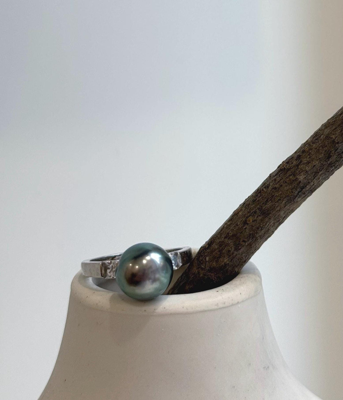 Peacock green Tahitian pearl ring with a vintage S925 sterling silver setting.