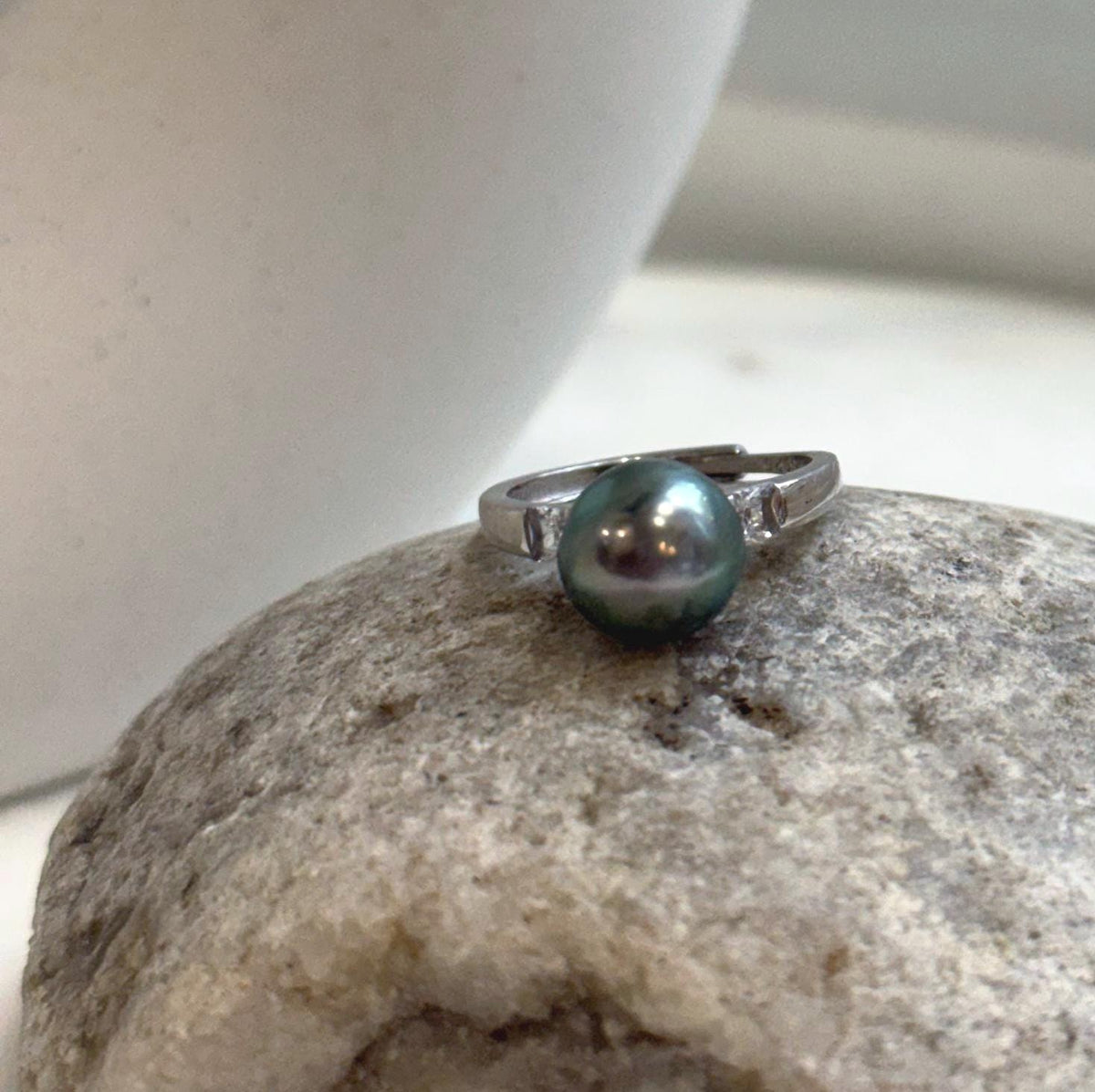 Vintage adjustable sterling silver ring with a peacock green Tahitian pearl.