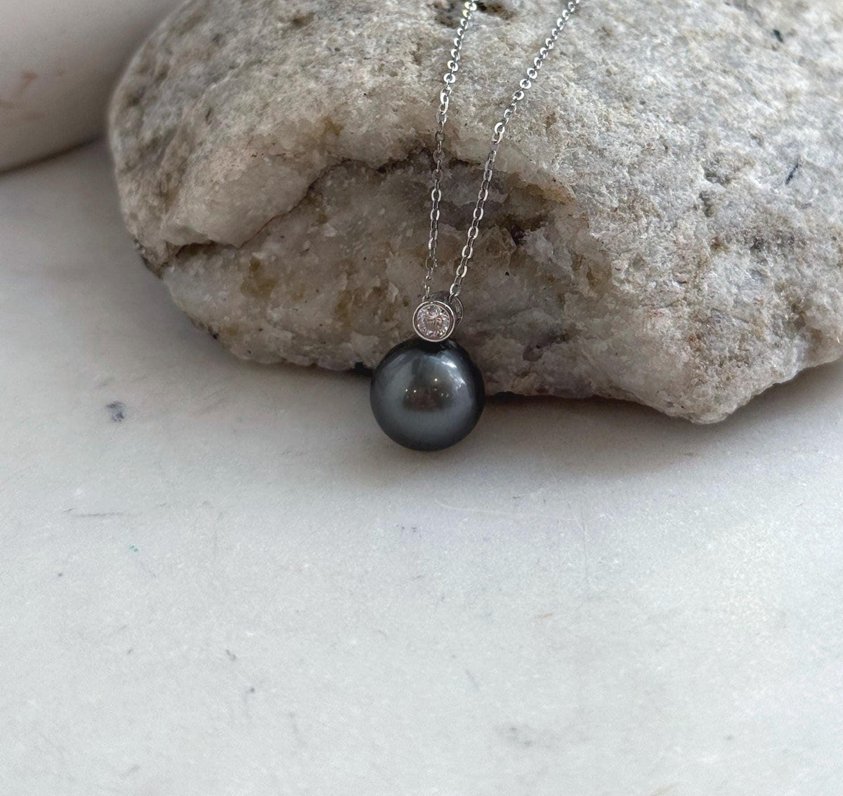 Genuine saltwater Tahitian pearl necklace featuring a platinum gray pearl with mirror luster.
