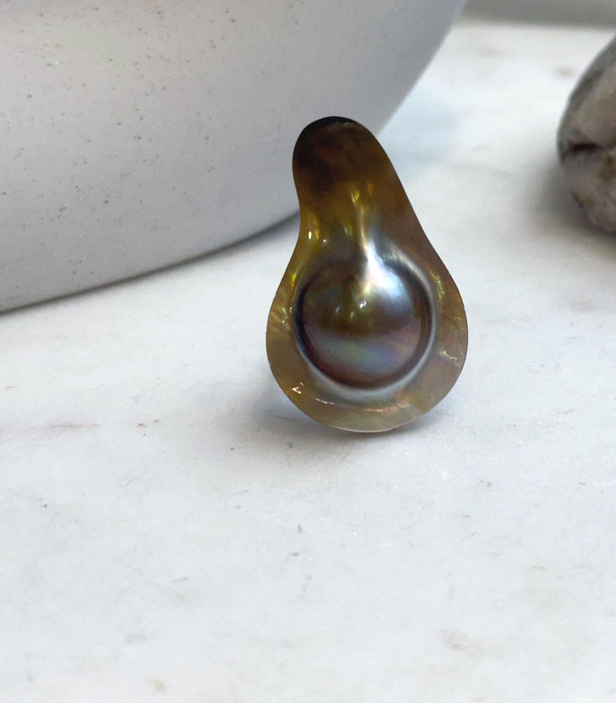 Golden mabe pearl ring with rainbow overtones