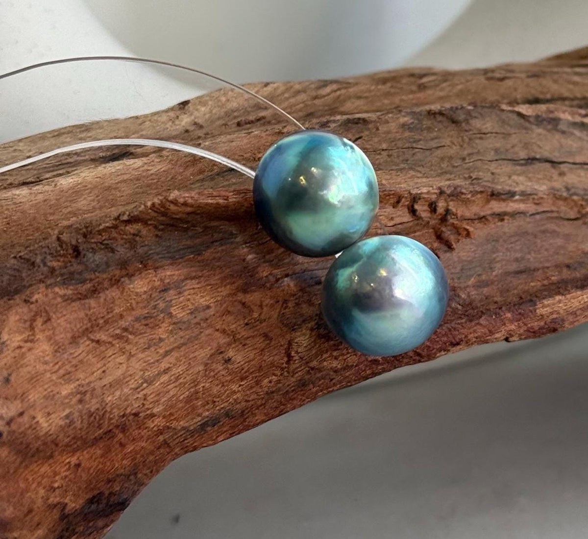 Elly’s round Mabe pearl earrings featuring mirror luster and S925 sterling silver.