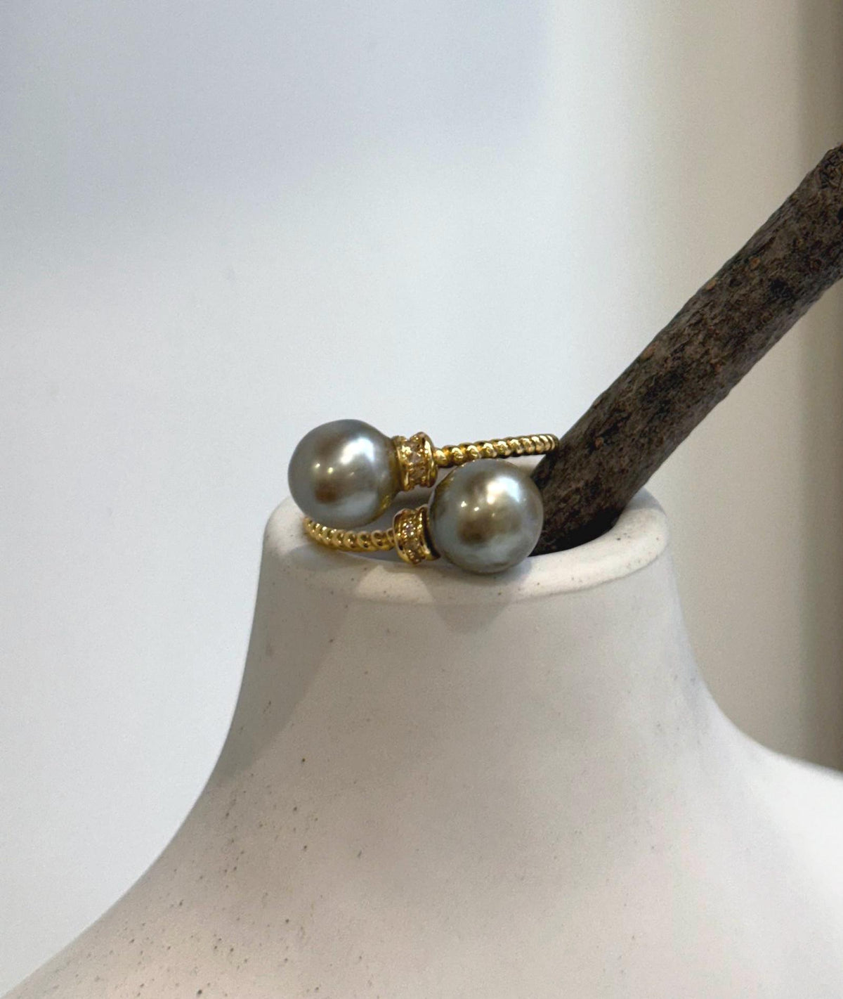 Double pearl statement ring with reflective Tahitian pearls in warm gray and taupe hues.