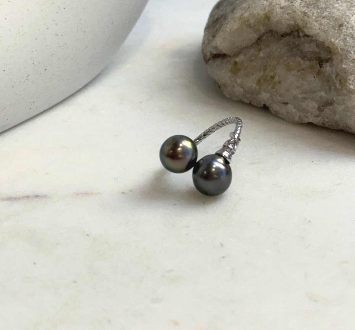 Minimalist two-pearl design featuring genuine Tahitian saltwater pearls and S925 silver.