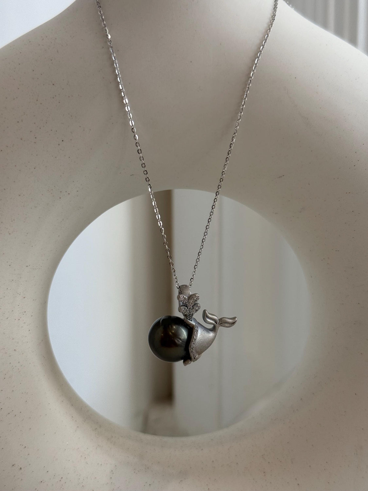 Mermaid necklace featuring a lustrous dark Tahitian pearl.