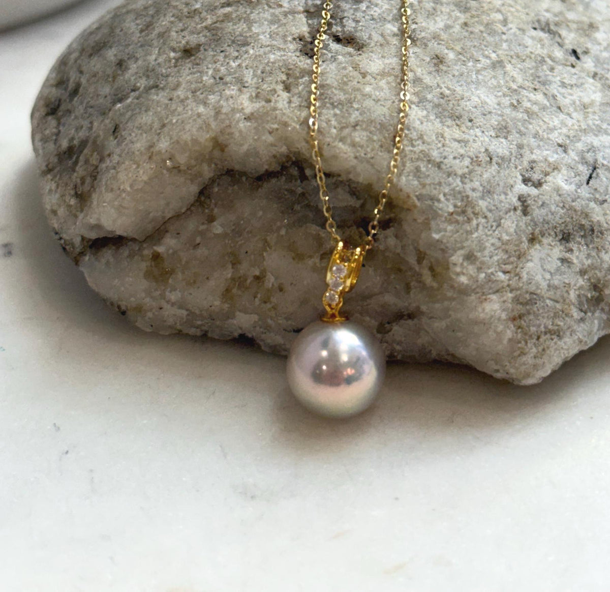 Edison pearl necklace combining a pink freshwater pearl with gold-plated sterling silver.