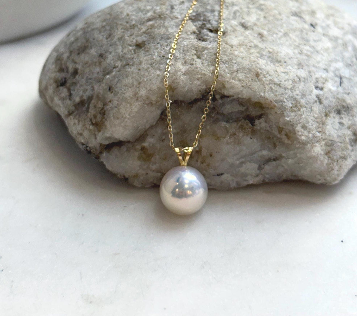 Mirror-luster Edison pearl pendant with warm ivory and champagne hues