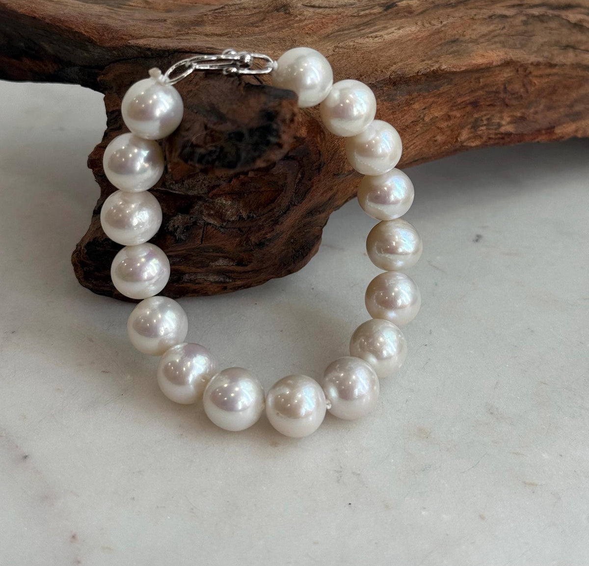 White Edison pearl bracelet showcasing reflective pearl surfaces.