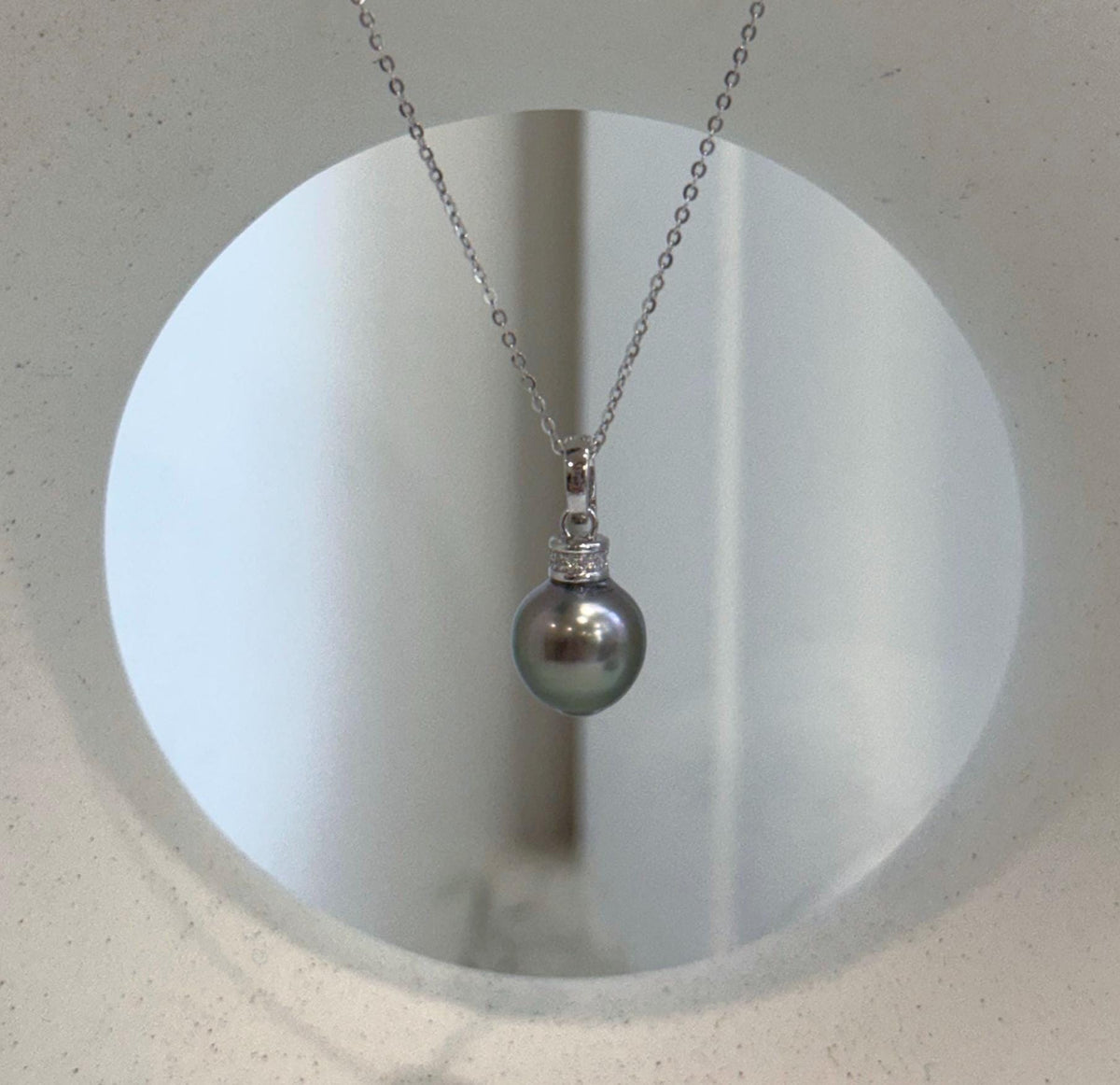 S925 sterling silver pendant featuring a peacock green Tahitian pearl.