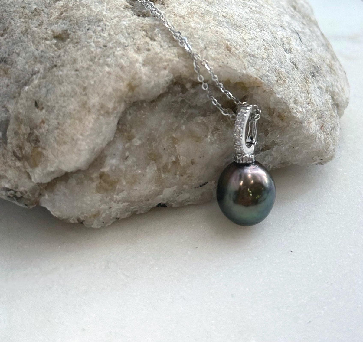 Tahitian saltwater pearl pendant with rich green coloring and an S925 sterling silver setting.