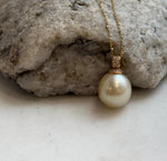 Genuine saltwater pearl pendant with mirror luster.