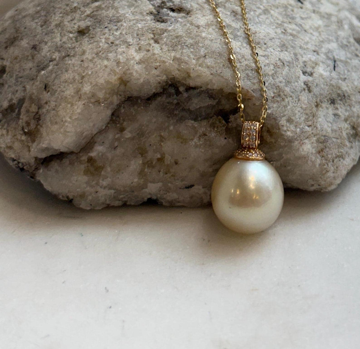 Genuine saltwater pearl pendant with mirror luster.