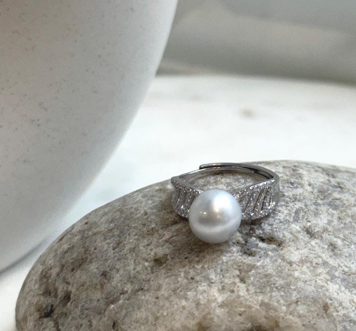 White Australian ocean pearl with silvery reflections in an S925 sterling silver setting.