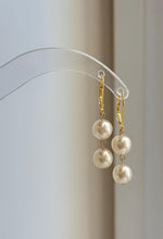 Four ivory Akoya pearls arranged in matching double pearl drops.