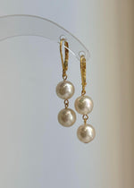 Double pearl earrings with elongated 18K gold-plated S925 silver leverback closures.