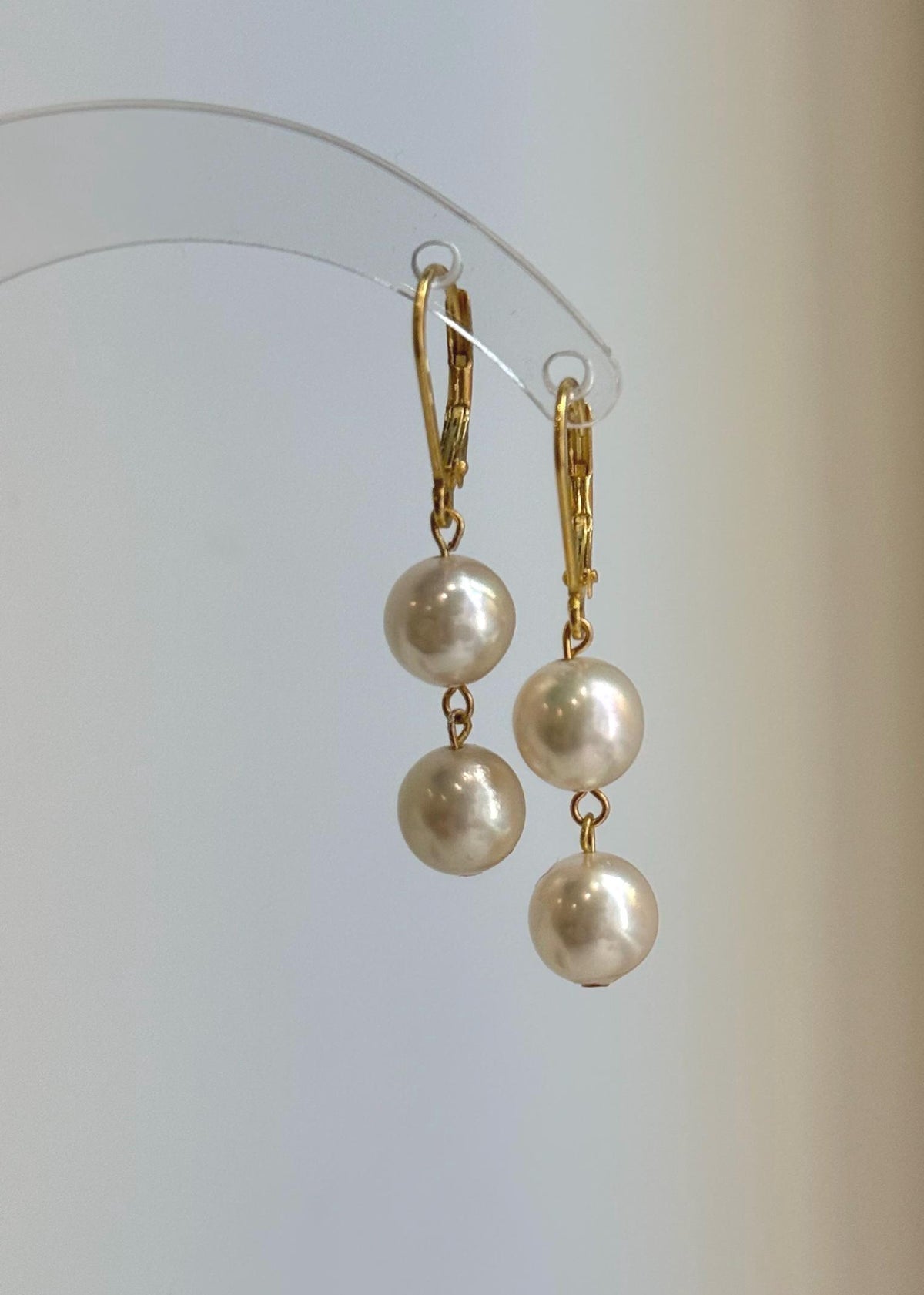 Double pearl earrings with elongated 18K gold-plated S925 silver leverback closures.