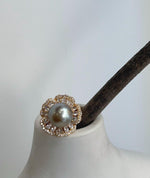Taupe Tahitian pearl ring with mirror luster and a gold-plated floral setting.
