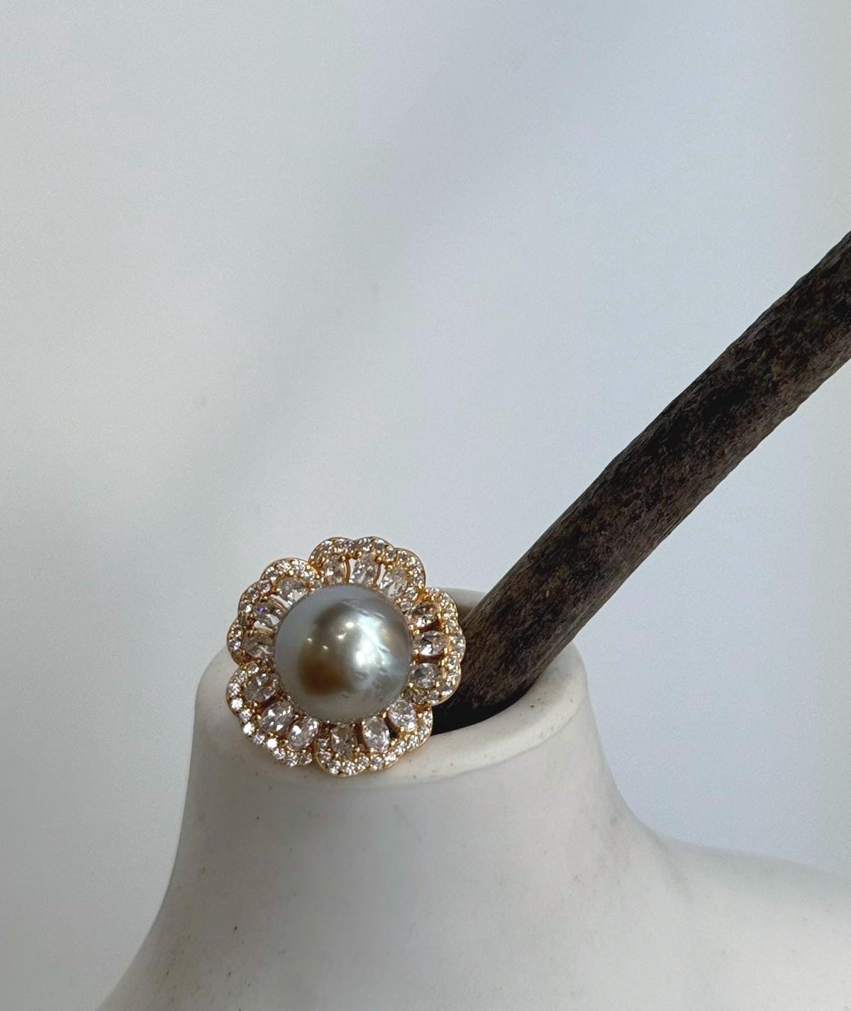 Taupe Tahitian pearl ring with mirror luster and a gold-plated floral setting.