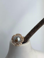 Floral pearl ring featuring a taupe Tahitian pearl with mirror luster.