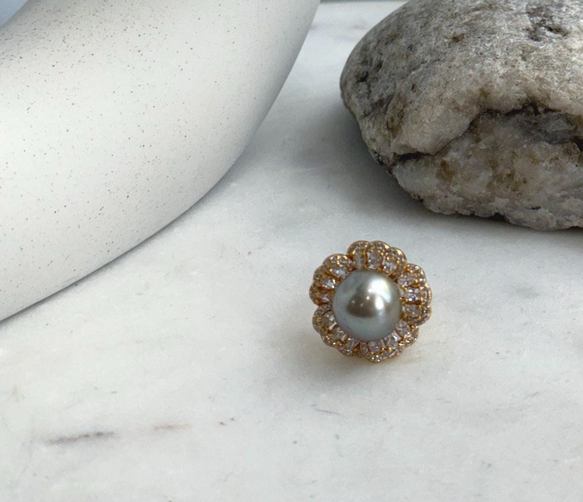 Gold-plated S925 sterling silver ring with a genuine taupe Tahitian pearl.