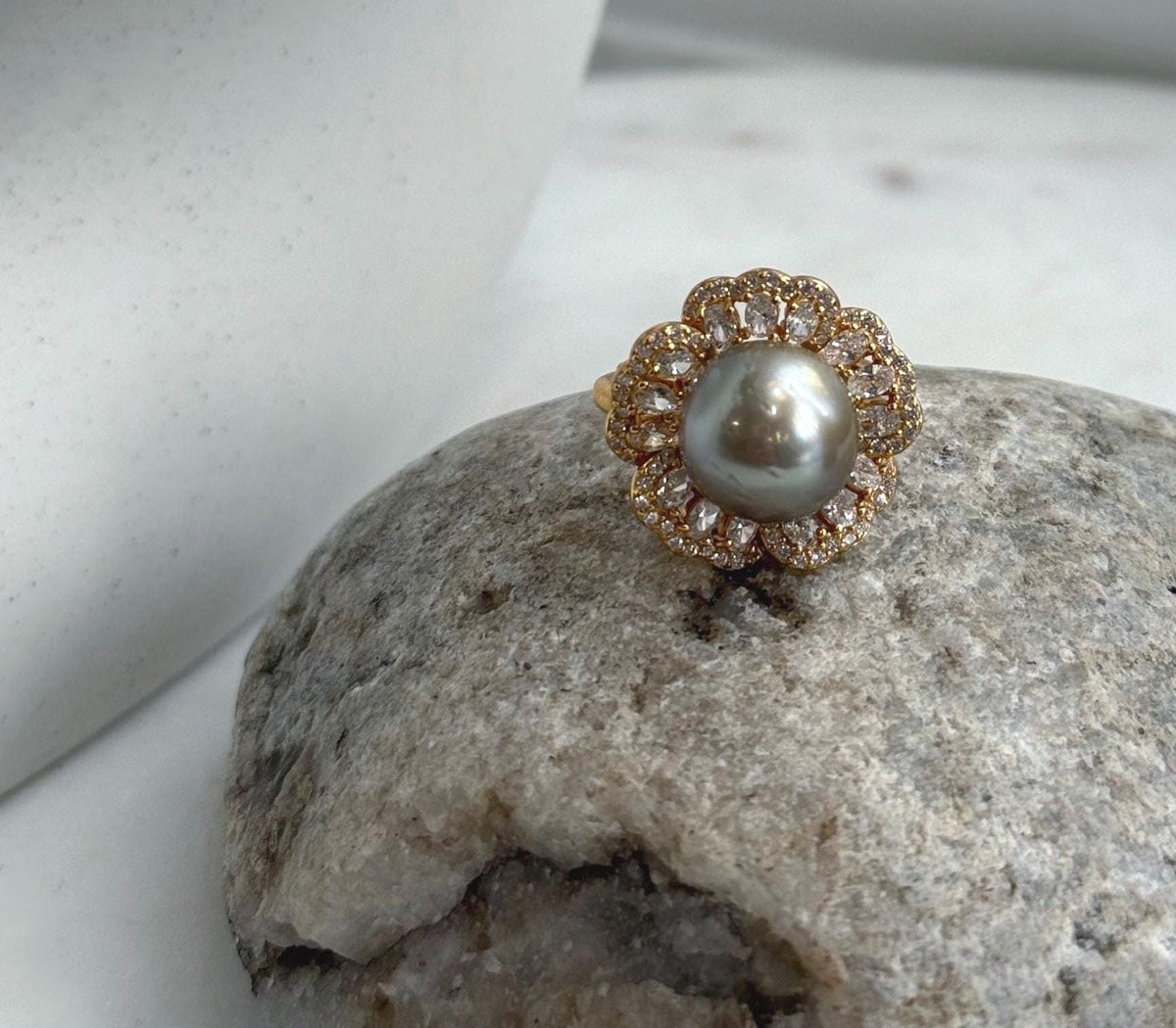 Genuine saltwater pearl ring with floral details in gold-plated S925 silver.