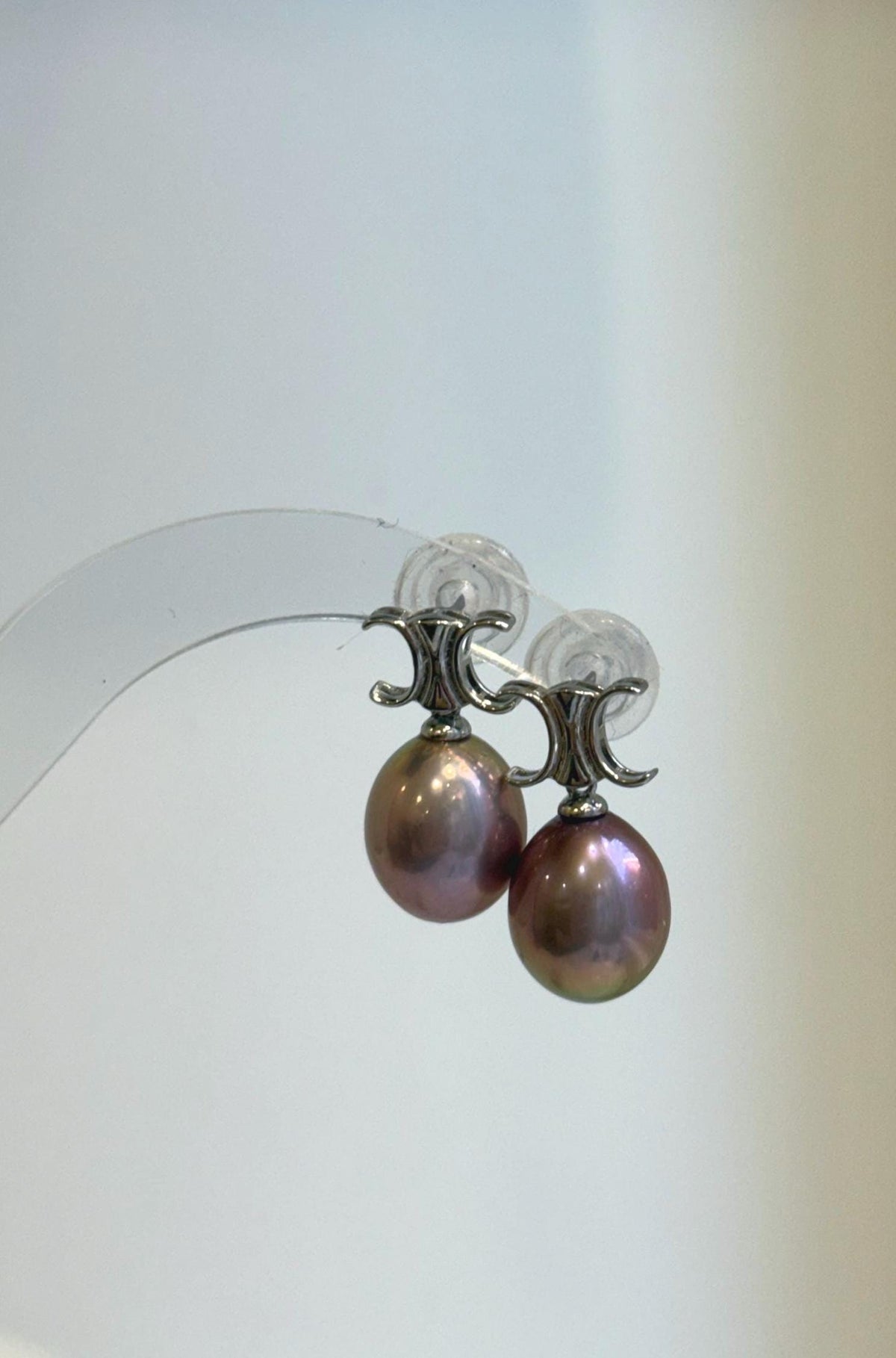 Genuine freshwater Edison pearl earrings featuring a rose purple lavender hue.