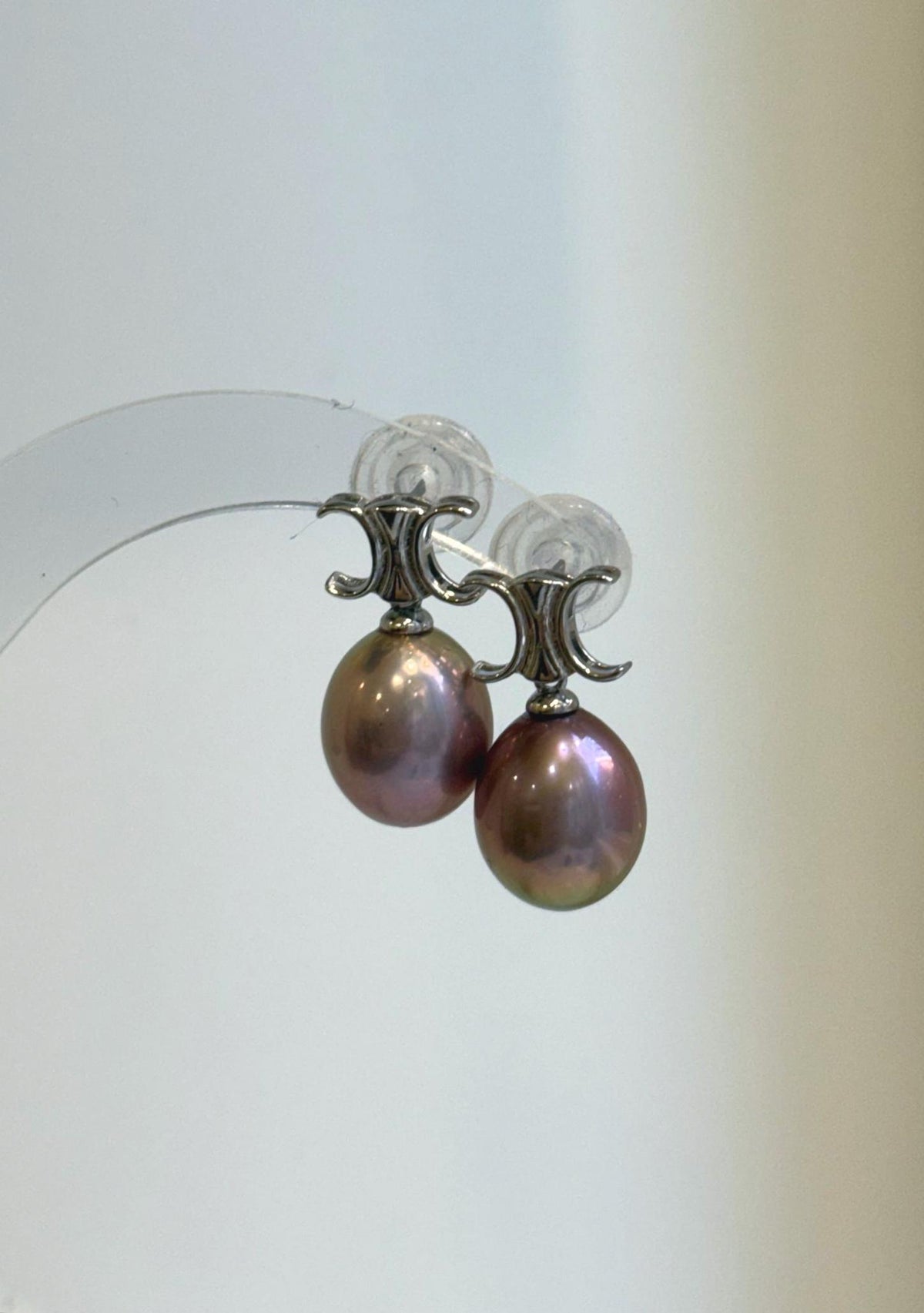 Edison pearl earrings showcasing soft lavender and rose purple tones.