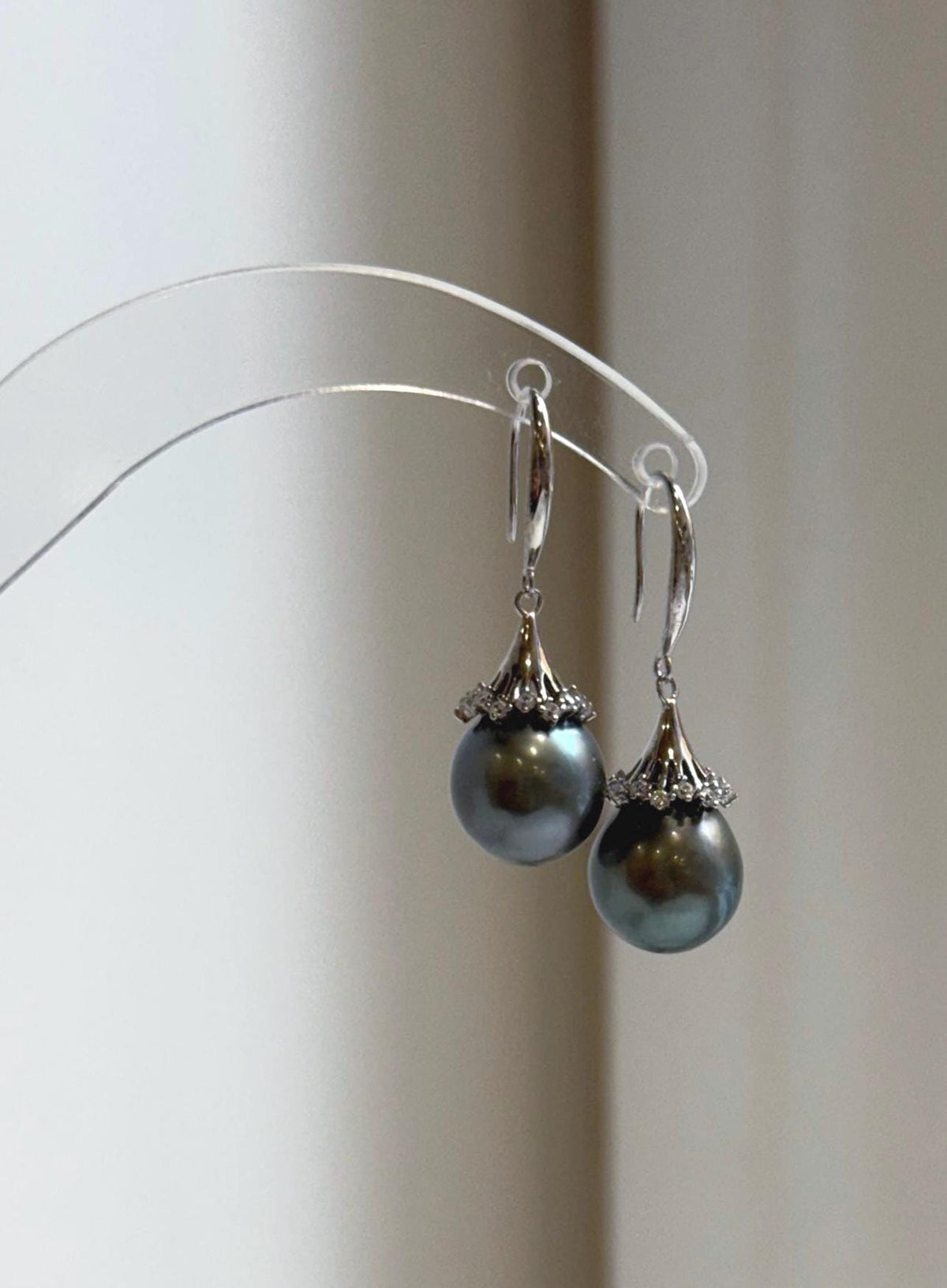 Platinum gray pearl drops with mirror luster