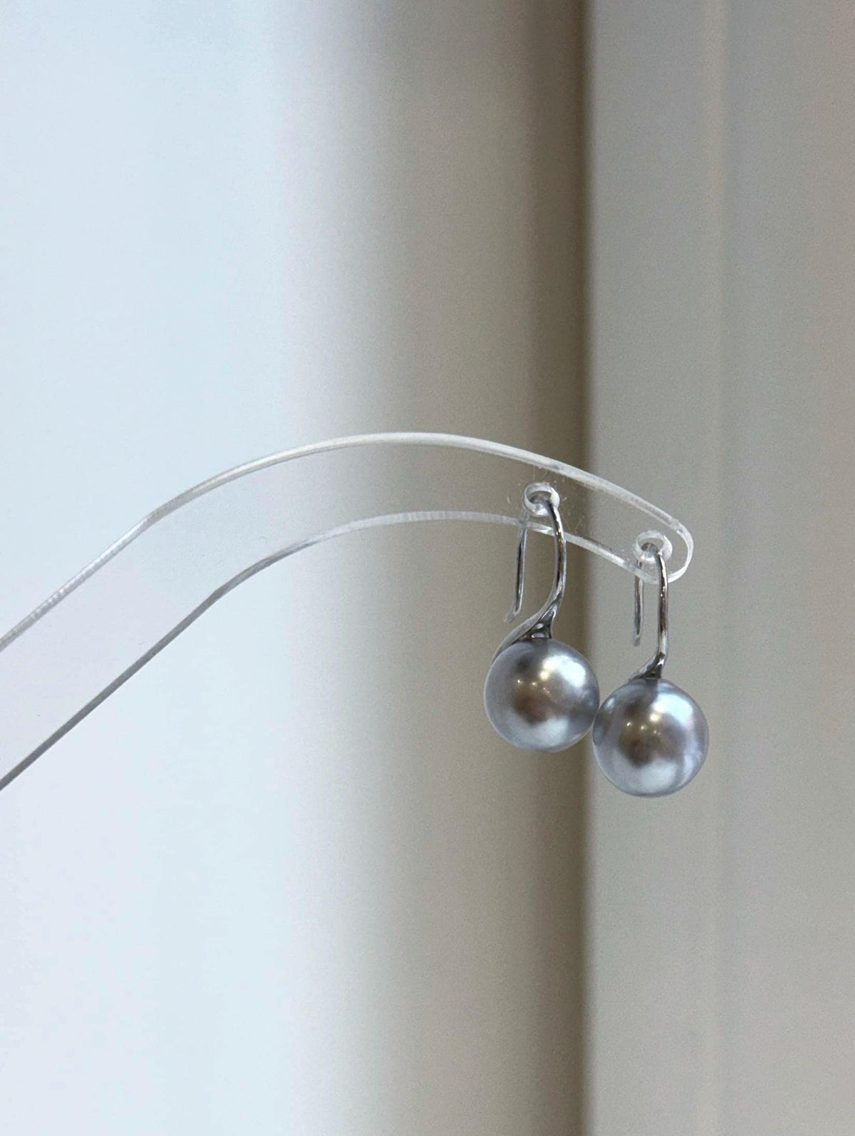 Silver platinum Tahitian pearl earrings with high heel hooks