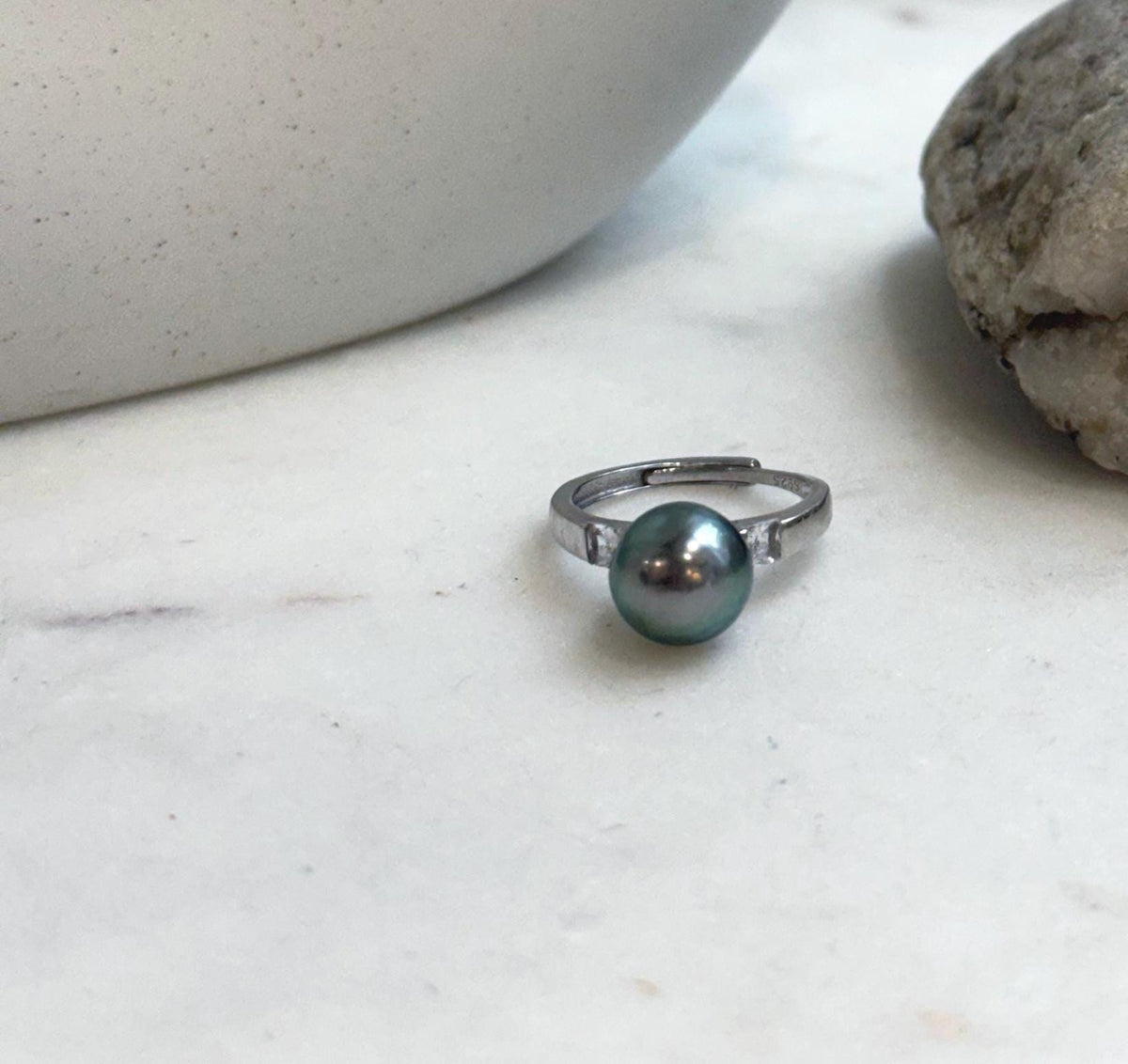 Tahitian pearl ring featuring peacock green tones and mirror luster.