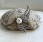 Two-in-one Edison pearl brooch and pendant with an elegant wing design.