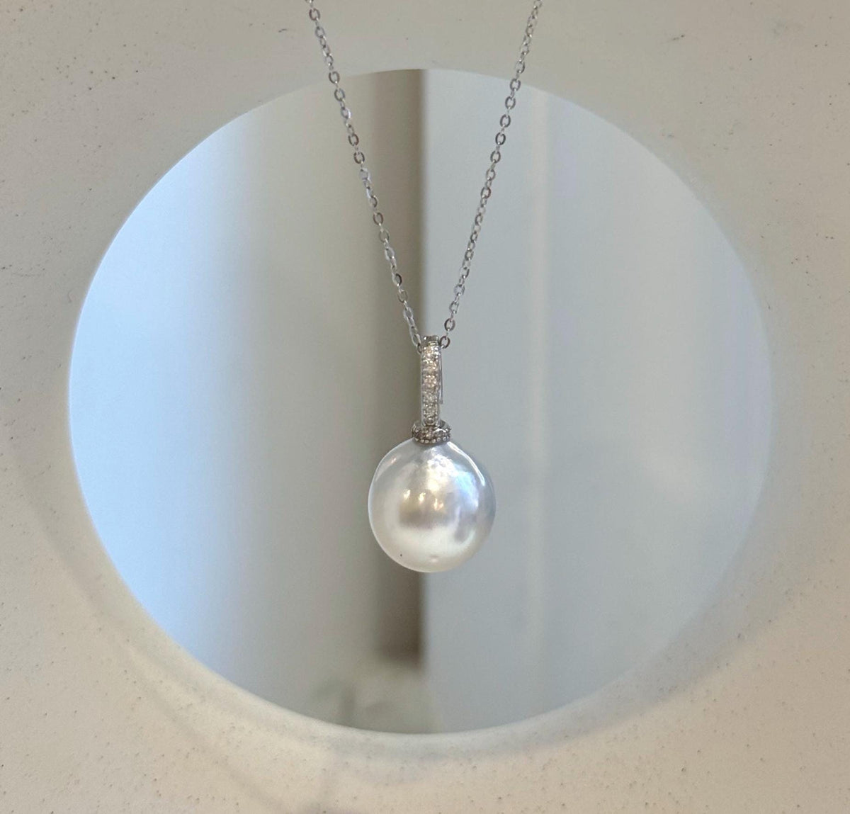 Australian South Sea pearl pendant featuring a lustrous white pearl with silver overtones and an S925 sterling silver setting.
