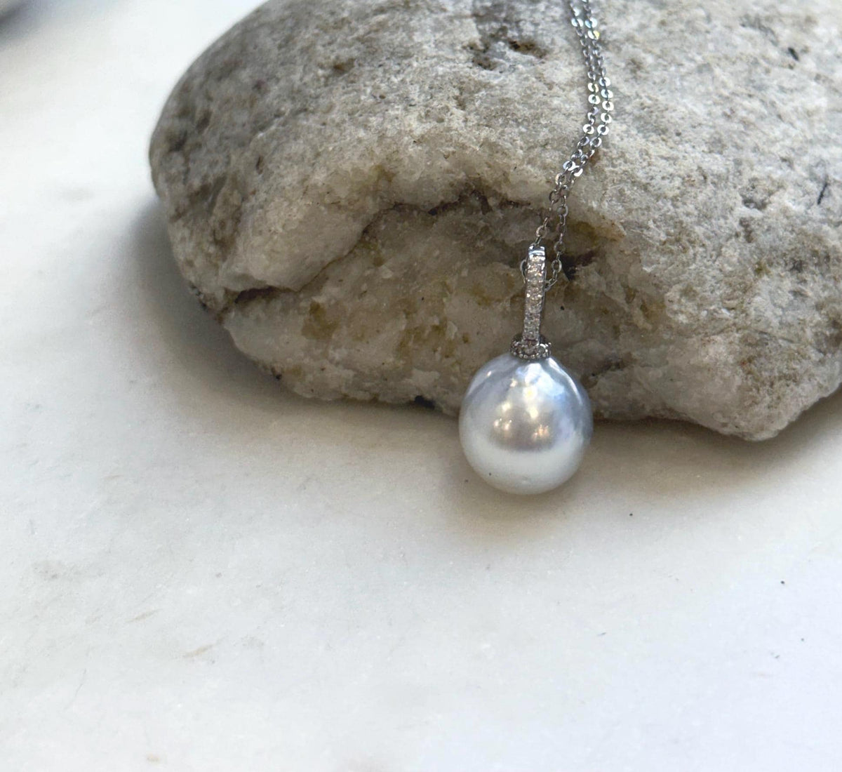 Australian South Sea pearl pendant with a luminous white body color and soft silver overtones.