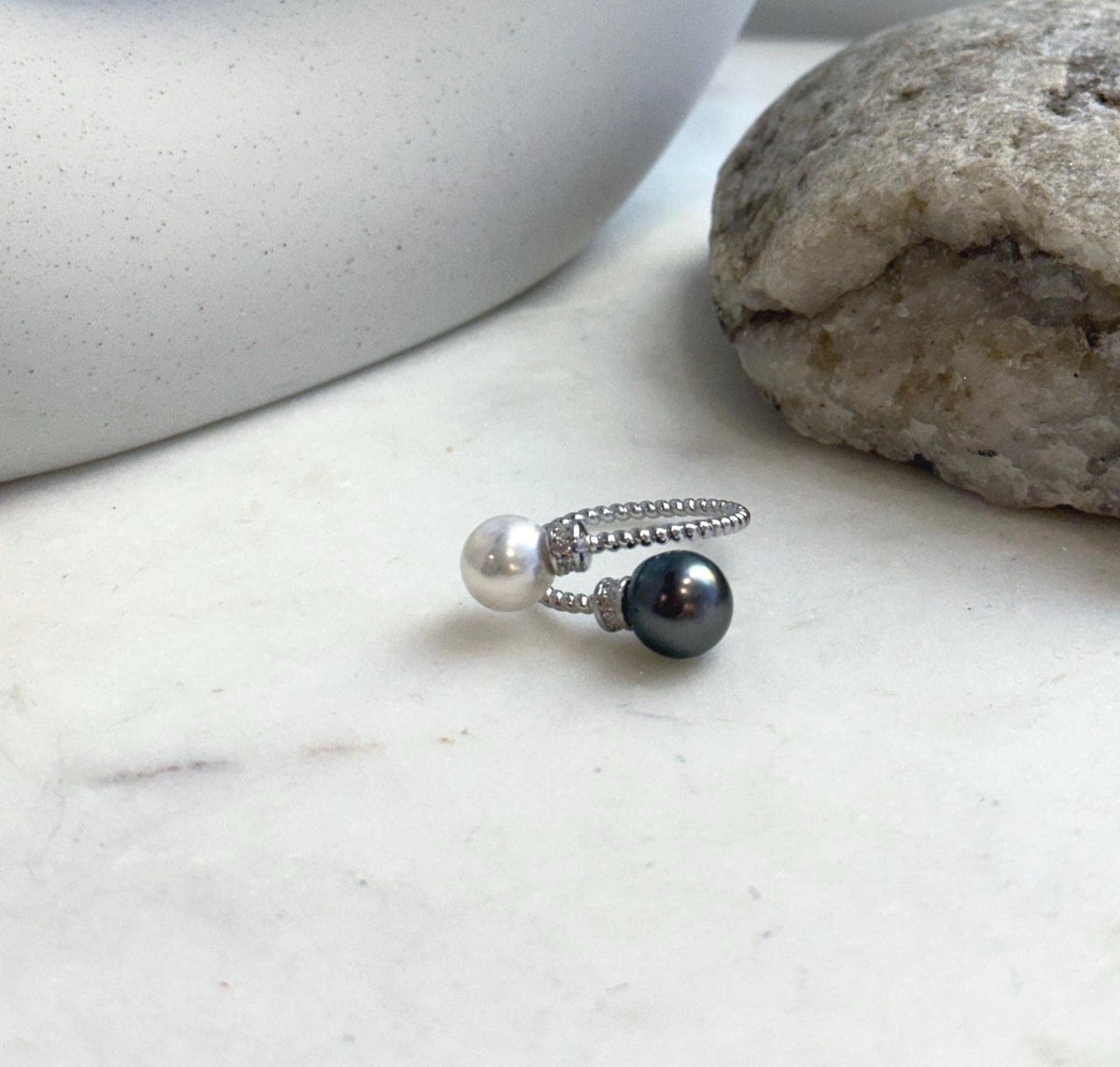 Adjustable S925 sterling silver ring featuring a Tahitian saltwater pearl and a freshwater pearl.