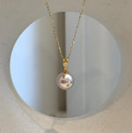 Pink Edison pearl pendant featuring a reflective surface and gold-plated S925 silver.